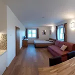 Hlucha Basta S Vnitrnim Bazenem Apartment