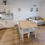 Apartment Hlucha Basta S Vnitrnim Bazenem