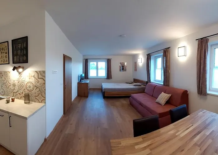 Hlucha Basta S Vnitrnim Bazenem Apartment